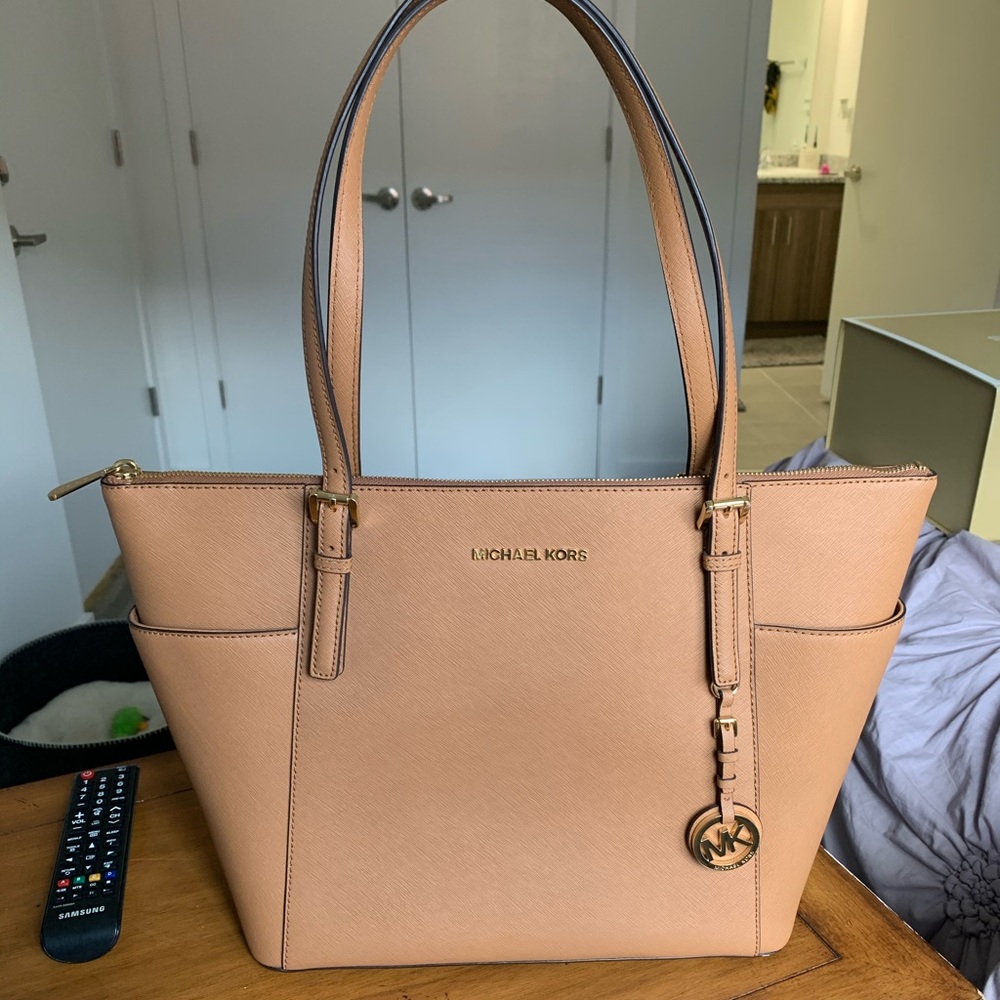 Jet Set Large Saffiano Leather Top-Zip Tote Bag
